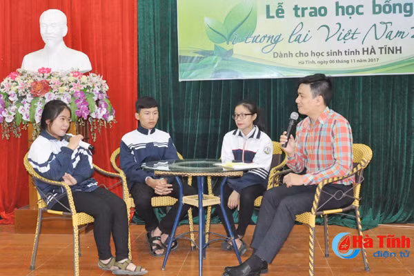 trao hoc bong cho 40 hoc sinh ngheo hoc gioi ha tinh