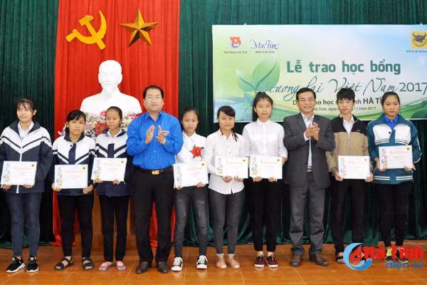 trao hoc bong cho 40 hoc sinh ngheo hoc gioi ha tinh