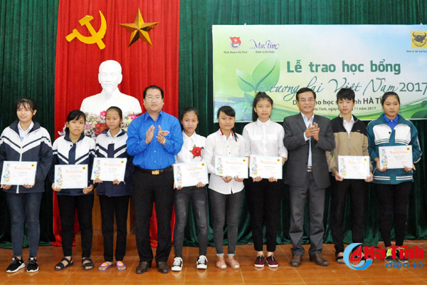 trao hoc bong cho 40 hoc sinh ngheo hoc gioi ha tinh