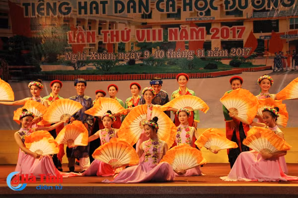 photo dac sac lien hoan tieng hat dan ca hoc duong nghi xuan