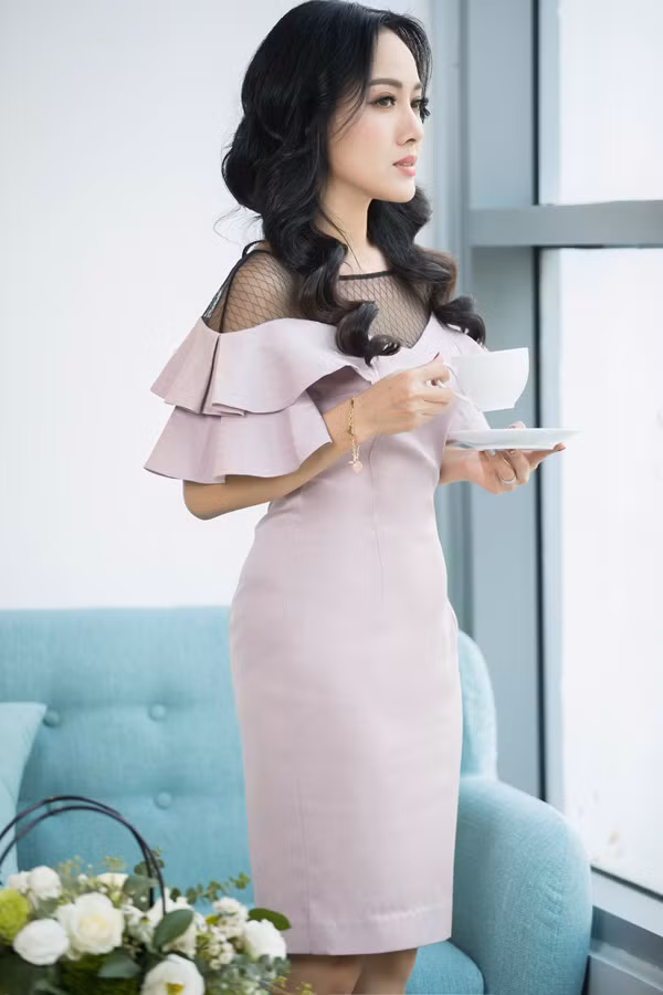 btv hoai anh lam nang tho trong bo suu tap do cong so