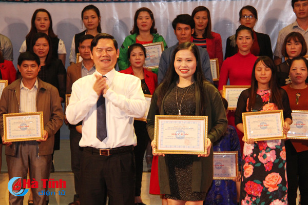 photo dac sac lien hoan tieng hat dan ca hoc duong nghi xuan