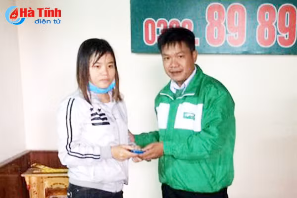 lai xe taxi tim khach quen dien thoai tren xe de tra lai