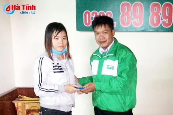 lai xe taxi tim khach quen dien thoai tren xe de tra lai