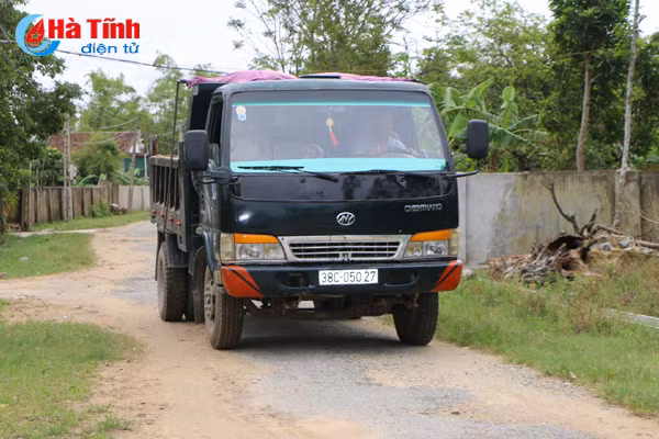 xe tai nang cay nat duong dan sinh