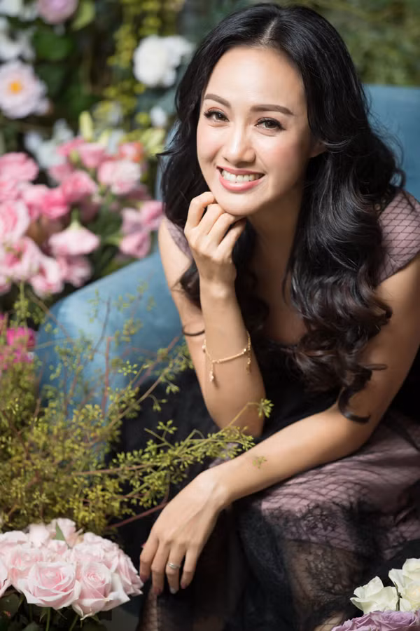 btv hoai anh lam nang tho trong bo suu tap do cong so