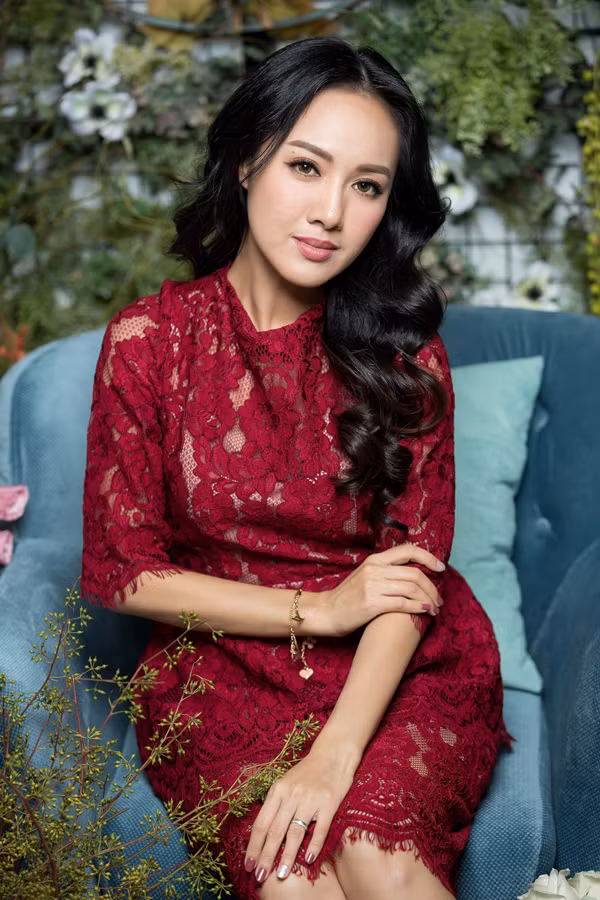 btv hoai anh lam nang tho trong bo suu tap do cong so