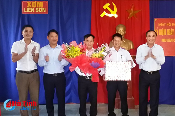 lanh dao tinh vui ngay hoi dai doan ket o co so