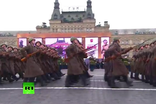 photo nga duyet binh hoanh trang dung dip 100 nam cach mang thang muoi