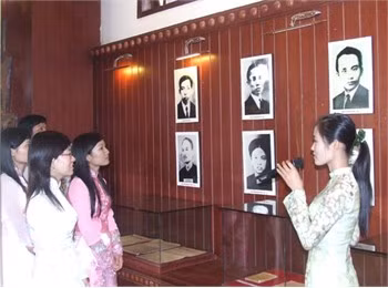 Khách tham quan nhà trưng bày - ảnh: V.H.