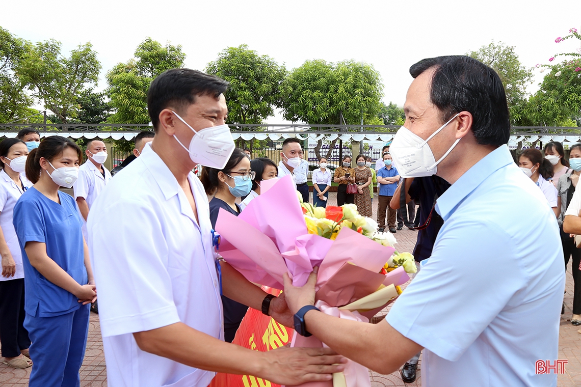 Bí thư Tỉnh ủy tiễn 32 cán bộ y tế Hà Tĩnh lên đường vào Bình Dương hỗ trợ phòng, chống dịch