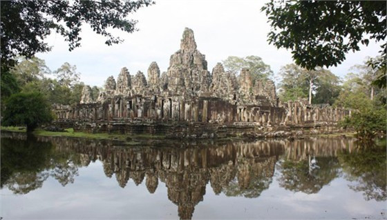 1. Angkor, Campuchia Mất 20 phút đi tuk-tuk từ thành phố Siem Reap, quần thể Angkor được coi là niềm tự hào lớn nhất của người dân xứ chùa tháp. Thời điểm đông khách nhất tại đây là vào tháng 2 và tháng 11, khi mà thời tiết khô ráo và nhiệt độ tuyệt nhất (25-20 độ C).