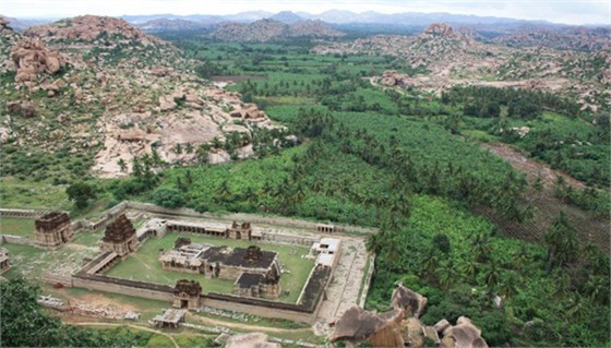 6. Hampi. Ấn Độ Đền Taj Mahal có lẽ là di sản nổi tiếng được nhiều người biết đến nhất tại Ấn Độ, nhưng ít ai có thể phủ nhận được sự kỳ diệu, xinh đẹp và hấp dẫn đến khó cưỡng khi một lần đặt chân tới Hampi. Được biết đến là thủ đô của đế chế Vijayanagara nằm ở phía nam Ấn Độ, Hampi dù bị tàn phá nhiều nhưng những gì còn lại ngày nay cũng đủ để người ta hình dung về một thời kỳ hoàng kim và lộng lẫy xưa kia.