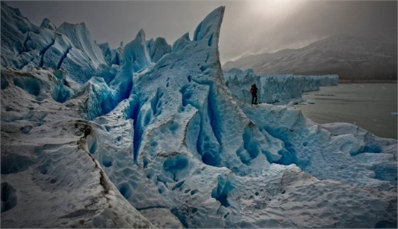 8. Vườn quốc gia Los Glaciares, Argentina Tọa lạc ở tỉnh Santa Cruz, Patagonia của Argentina, vườn quốc gia có diện tích 4.459 km2 và được UNESCO công nhận vào năm 1981. Nơi đây nổi tiếng với những tảng băng màu xanh lam tinh khiết trên dòng sông băng Perito Moreno.