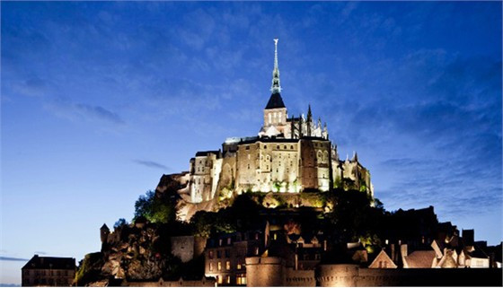 10. Mont-saint-michel, Pháp Mont-Saint-Michel là một hòn đảo, nổi tiếng vì có tu viện của dòng Benedict, một trong những tiêu biểu cho kiến trúc Pháp thời Trung cổ.