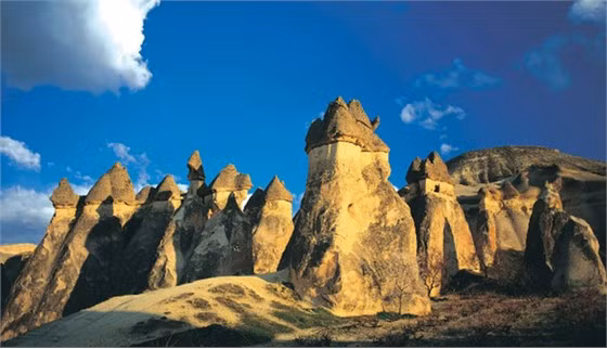 4. Vườn quốc gia Goreme và khu núi đá Cappadocia Đây là một trong những điểm đến hút khách nhất thế giới tại Thổ Nhĩ Kỳ. Đến với các khối đá Cappadocia, du khách như được lạc về thời kỳ cổ đại với cuộc sống thô sơ nhưng thanh bình, yên tĩnh. Công viên quốc gia Goreme từng được UNESCO công nhận là di sản thế giới cách đây gần 30 năm.