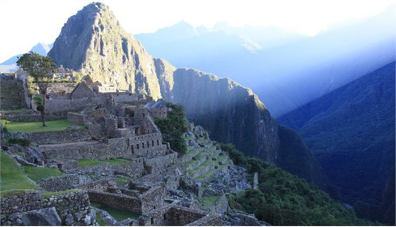 9. Machu Picchu, Peru Machu Picchu là một khu tàn tích Inca thời tiền Columbo trong tình trạng bảo tồn tốt ở độ cao 2.430 m trên một quả núi có chóp nhọn. Machu Picchu được cả thế giới biết đến nhờ công nhà khảo cổ học Hiram Bingham - người đã tái khám phá nơi này năm 1911, và viết một cuốn sách bán rất chạy về nó.
