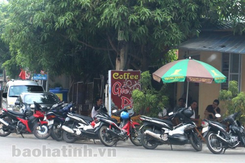 Nhiều quán cà phê trên địa bàn TP Hà Tĩnh biến lòng, lề đường thành “bãi” đổ xe. Nhiều quán cà phê trên địa bàn TP Hà Tĩnh biến lòng, lề đường thành “bãi” đổ xe.