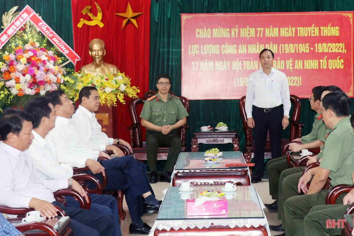 Lãnh đạo tỉnh Hà Tĩnh chúc mừng Ngày truyền thống lực lượng Công an nhân dân