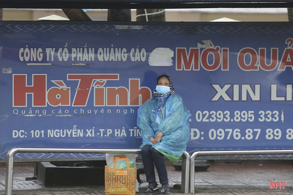 Giá lạnh bao trùm trên phố ở Hà Tĩnh