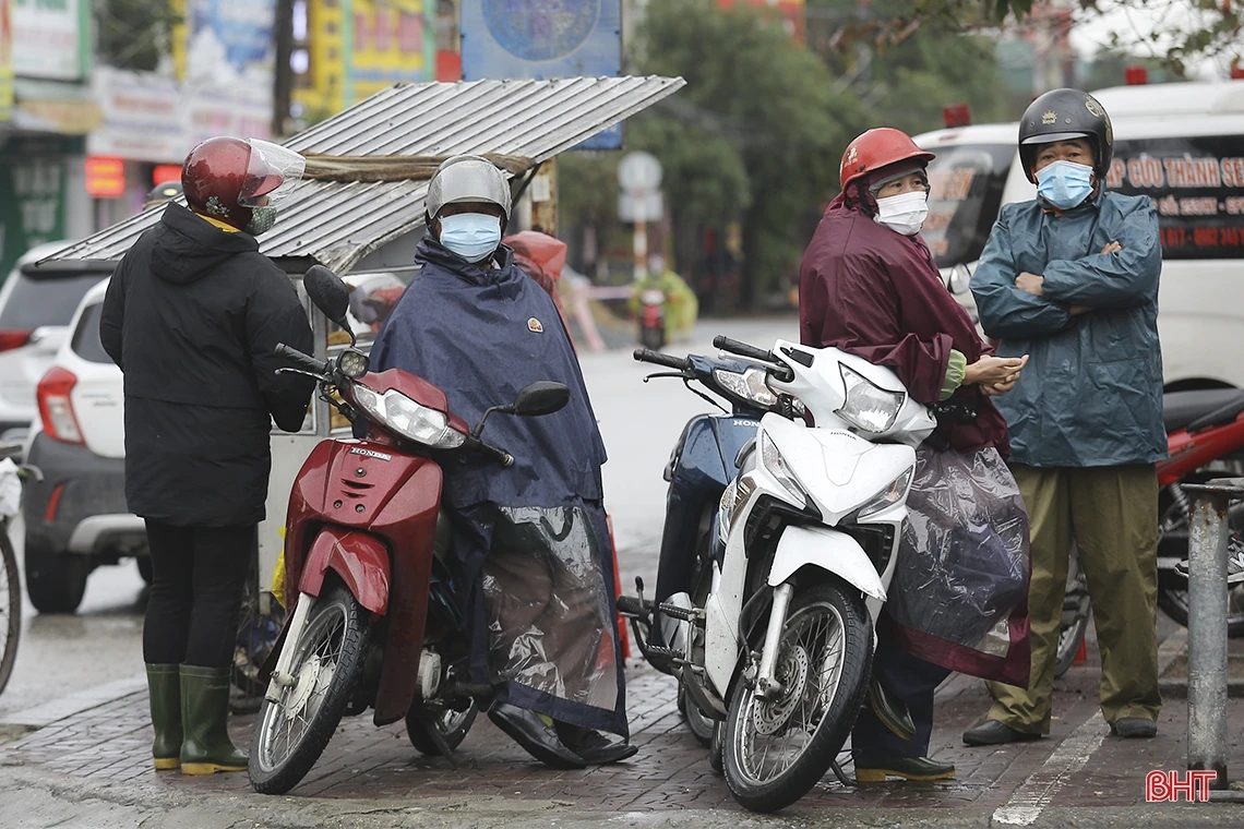 Giá lạnh bao trùm trên phố ở Hà Tĩnh