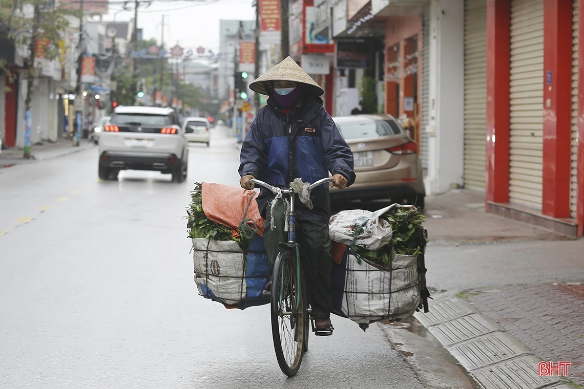 Giá lạnh bao trùm trên phố ở Hà Tĩnh