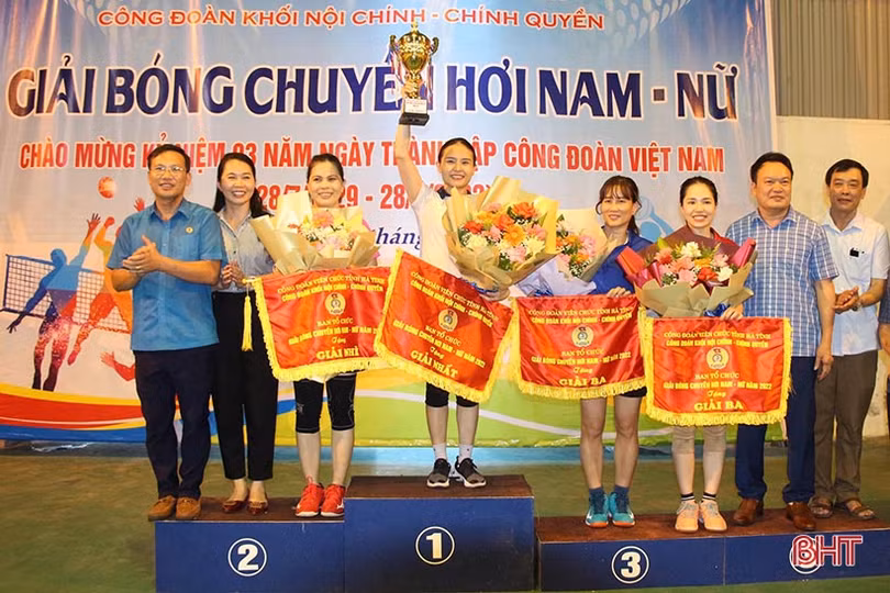 Cục Hải quan Hà Tĩnh nhất giải bóng chuyền hơi Khối Nội chính - Chính quyền