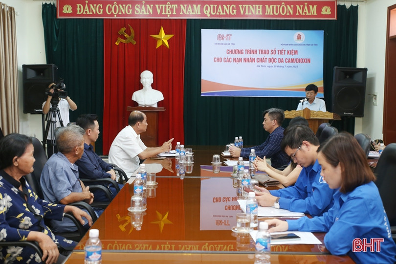 Chi đoàn Báo Hà Tĩnh trao tặng 15 sổ tiết kiệm cho các nạn nhân chất độc da cam