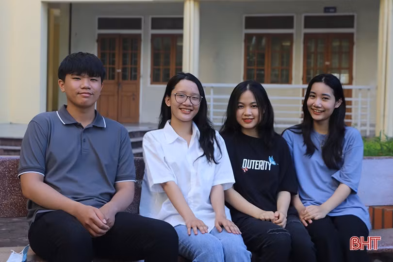 Hành trình chinh phục ngôi vị thủ khoa khối D03 toàn quốc của nữ sinh Hà Tĩnh