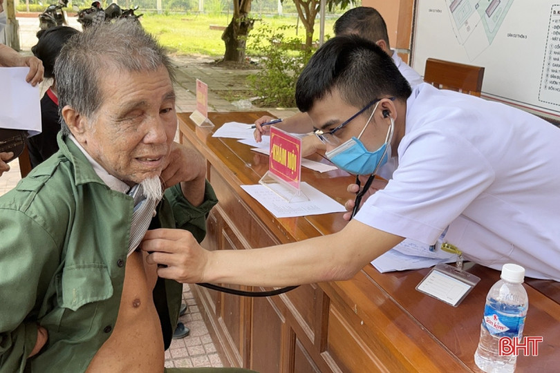 Khám, cấp phát thuốc miễn phí cho hơn 300 người dân Vũ Quang