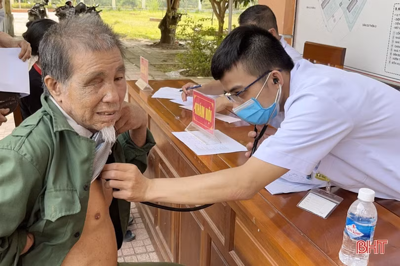 Khám, cấp phát thuốc miễn phí cho hơn 300 người dân Vũ Quang