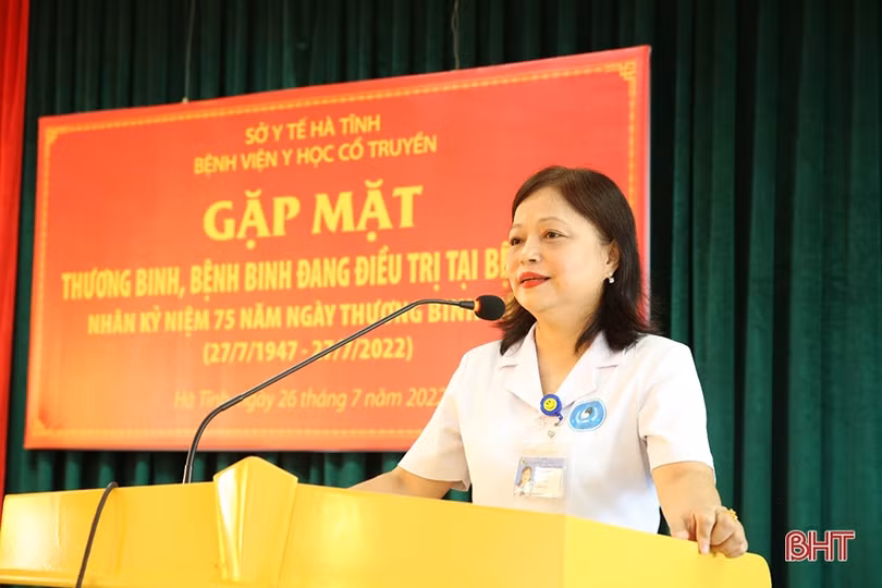 Gặp mặt, tặng quà các thương, bệnh binh đang điều trị tại Bệnh viện Y học cổ truyền
