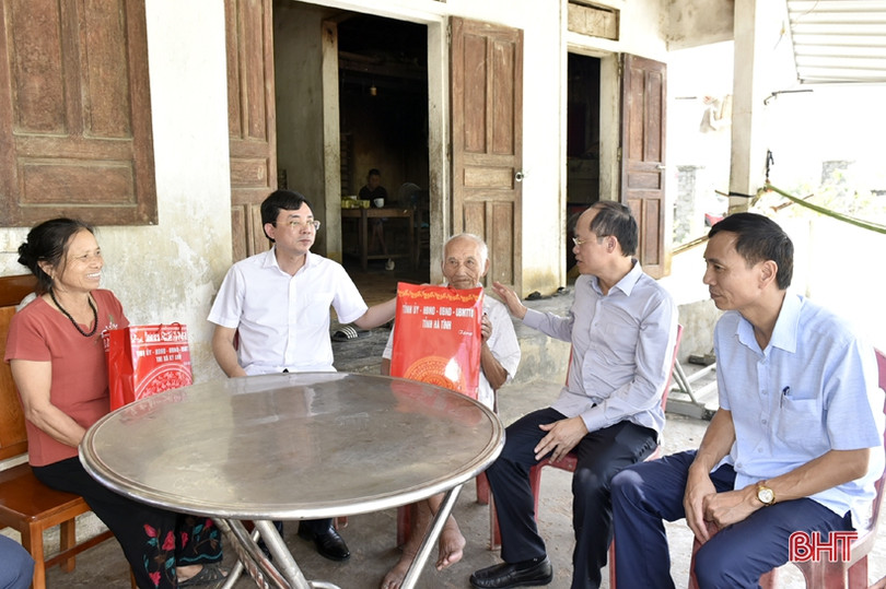 Lãnh đạo tỉnh tặng quà gia đình chính sách tại TX Kỳ Anh