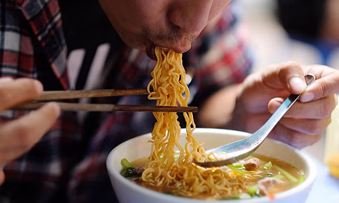 Ăn sáng xuề xòa bằng mì gói