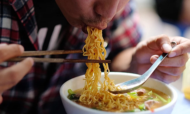 Ăn sáng xuề xòa bằng mì gói