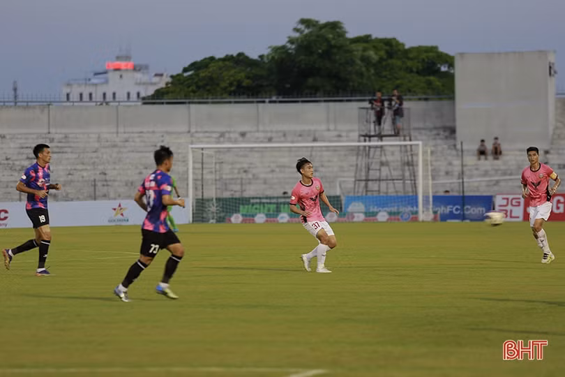 Hồng Lĩnh Hà Tĩnh và “cơn đau đầu” nơi hàng thủ lẫn hàng công