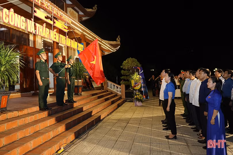 Các địa phương ở Hà Tĩnh thắp nến tri ân tưởng nhớ các anh hùng liệt sỹ