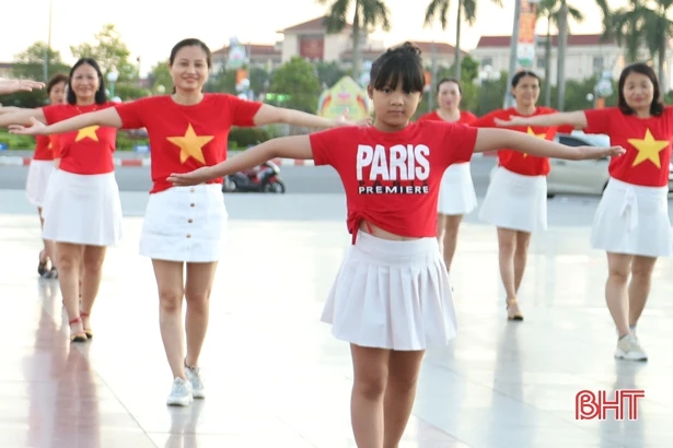 Cô giáo Hà Tĩnh lan tỏa tình yêu với khiêu vũ