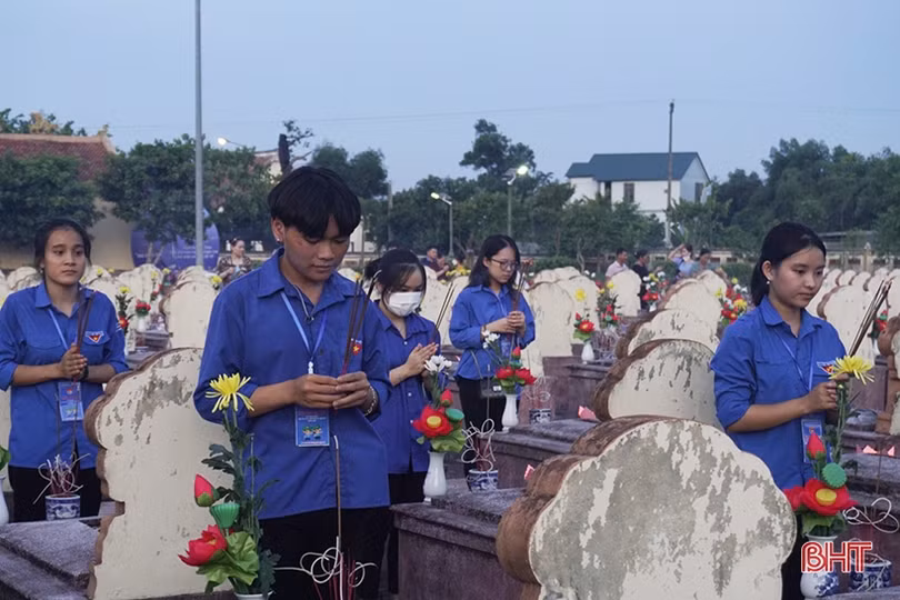 Các địa phương ở Hà Tĩnh thắp nến tri ân tưởng nhớ các anh hùng liệt sỹ