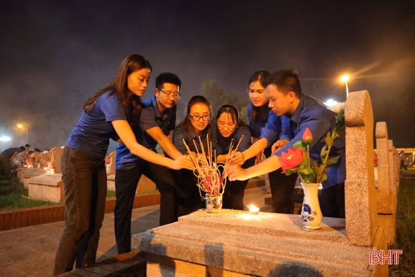 Các địa phương ở Hà Tĩnh thắp nến tri ân tưởng nhớ các anh hùng liệt sỹ