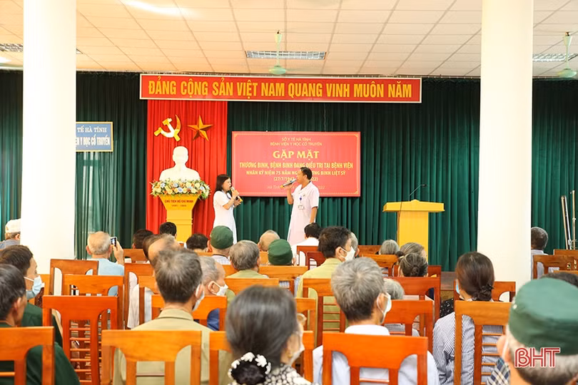 Gặp mặt, tặng quà các thương, bệnh binh đang điều trị tại Bệnh viện Y học cổ truyền