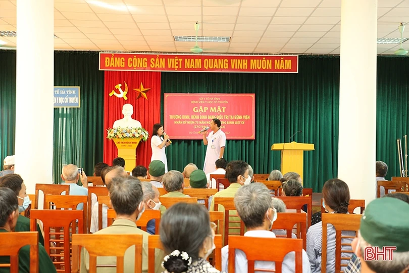 Gặp mặt, tặng quà các thương, bệnh binh đang điều trị tại Bệnh viện Y học cổ truyền