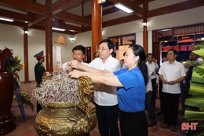 Các địa phương ở Hà Tĩnh thắp nến tri ân tưởng nhớ các anh hùng liệt sỹ