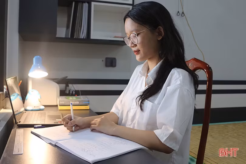 Hành trình chinh phục ngôi vị thủ khoa khối D03 toàn quốc của nữ sinh Hà Tĩnh