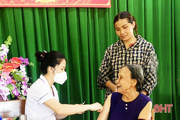Hà Tĩnh tiếp tục vận động tiêm vắc-xin phòng COVID-19 mũi nhắc lại