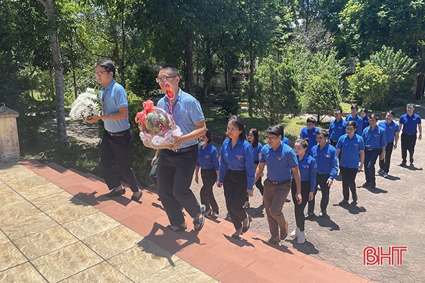 Đoàn Khối CCQ&DN Hà Tĩnh thăm hỏi gia đình có công với cách mạng tại huyện Hương Khê