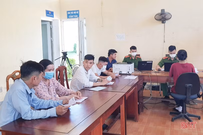 Quyết liệt triển khai cấp tài khoản định danh điện tử phục vụ chuyển đổi số