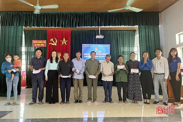 Đoàn Khối CCQ&DN Hà Tĩnh thăm hỏi gia đình có công với cách mạng tại huyện Hương Khê