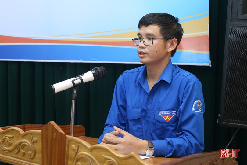 Chi đoàn Báo Hà Tĩnh trao tặng 15 sổ tiết kiệm cho các nạn nhân chất độc da cam