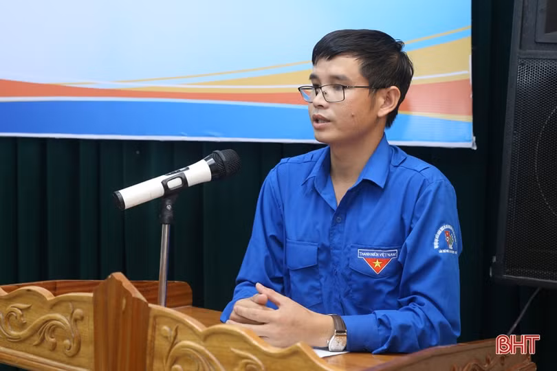 Chi đoàn Báo Hà Tĩnh trao tặng 15 sổ tiết kiệm cho các nạn nhân chất độc da cam